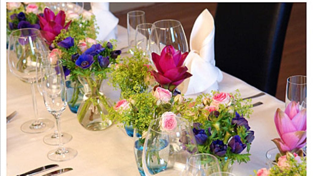 Itse tehty kukka-asetelma voi myös olla näyttävä.