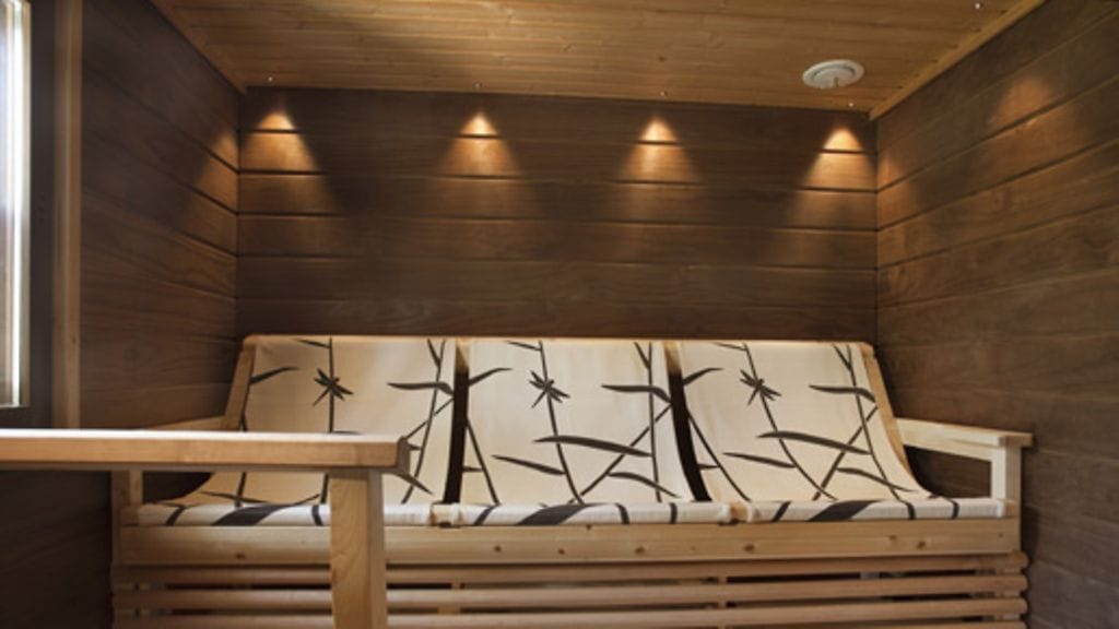 Tuntu-riippulauteet muotoutuvat istujan mukaan. Kuva ei Tomas Westerholmin saunasta.