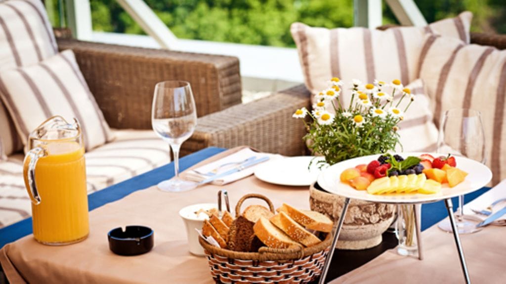 Myös aamiaisen voi kattaa pihalle.