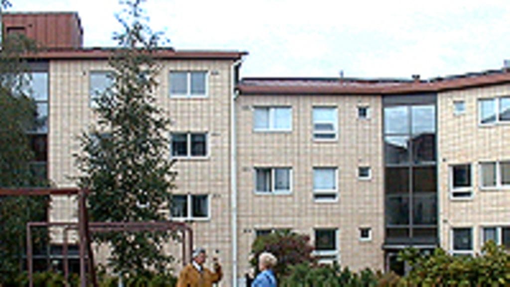 Isännöitsijä ja asukas.