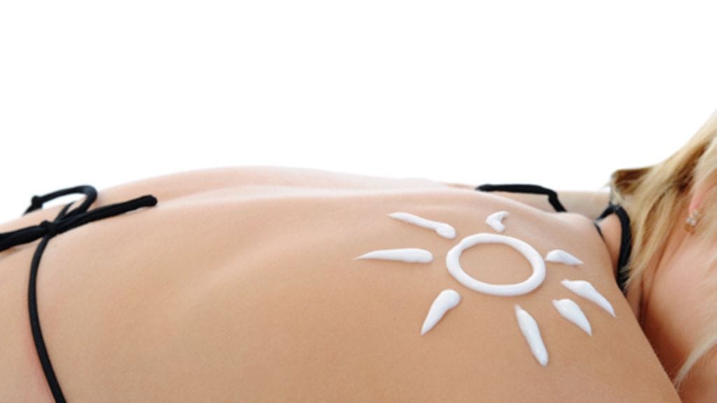 Aurinkosuojat pitävät ihosta huolta, mutta myös vähentävät D-vitamiinin saantia.