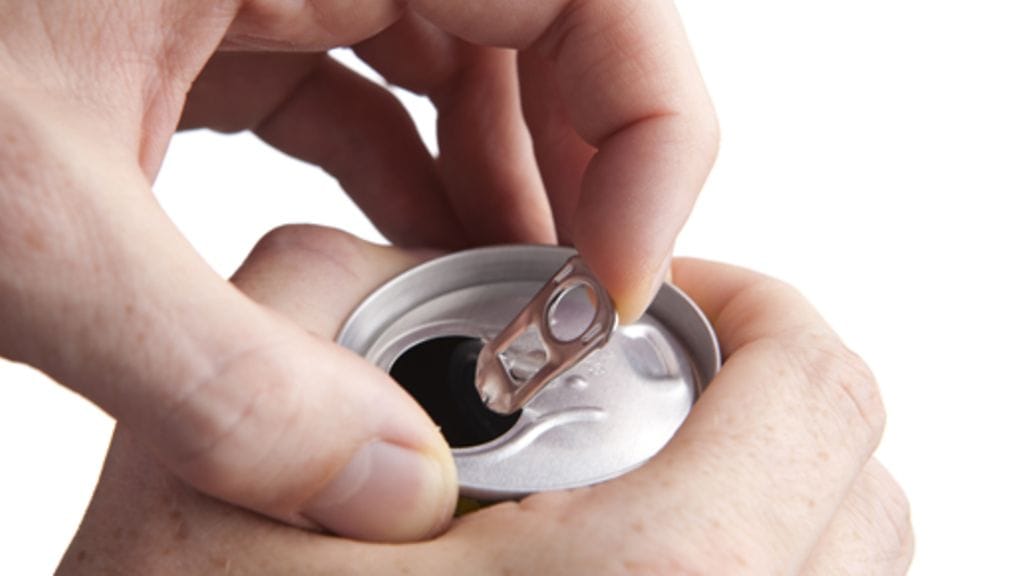 Ravistunut tölkki aukeaa ilman kuohua.