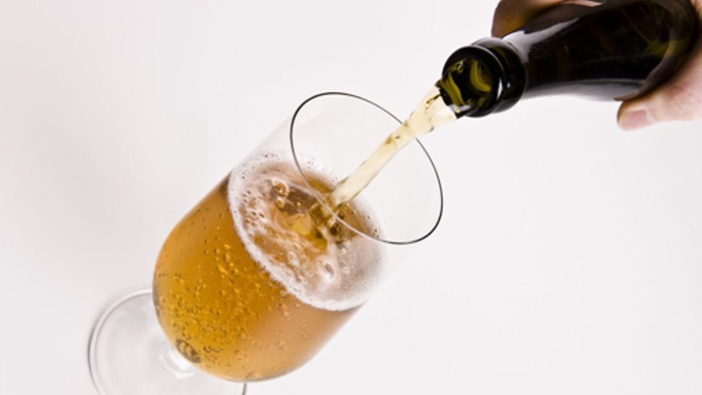 Kaada olut lasi kallellaan.