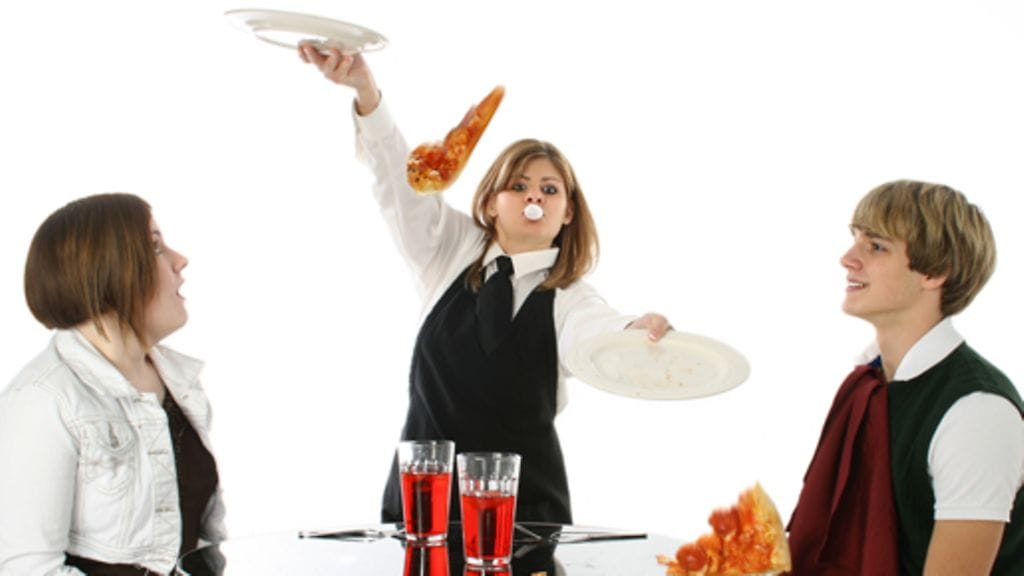 Tarjoilija voi olla niin taitamaton, että asiakkaille tulee huono mieli hänen puolestaan.