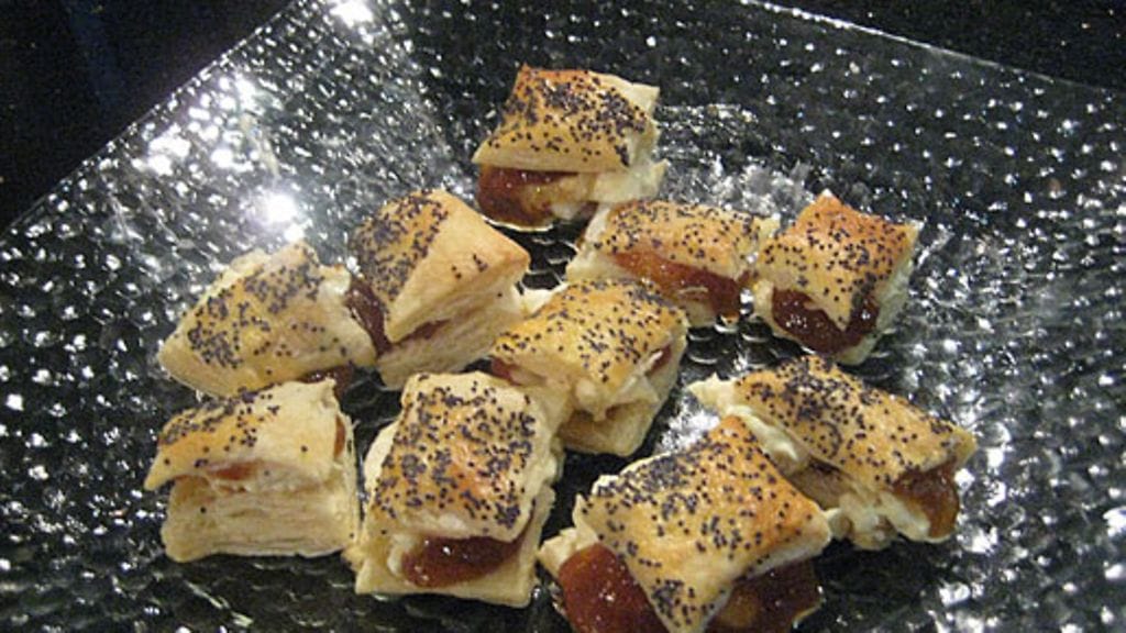 Napsi suussa sulavia pikku leivonnaisia rakettien paukkuessa.