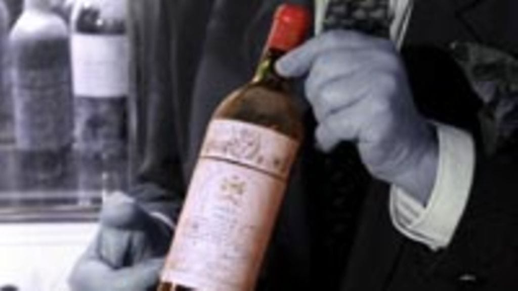 Punaviinipullo kädessä