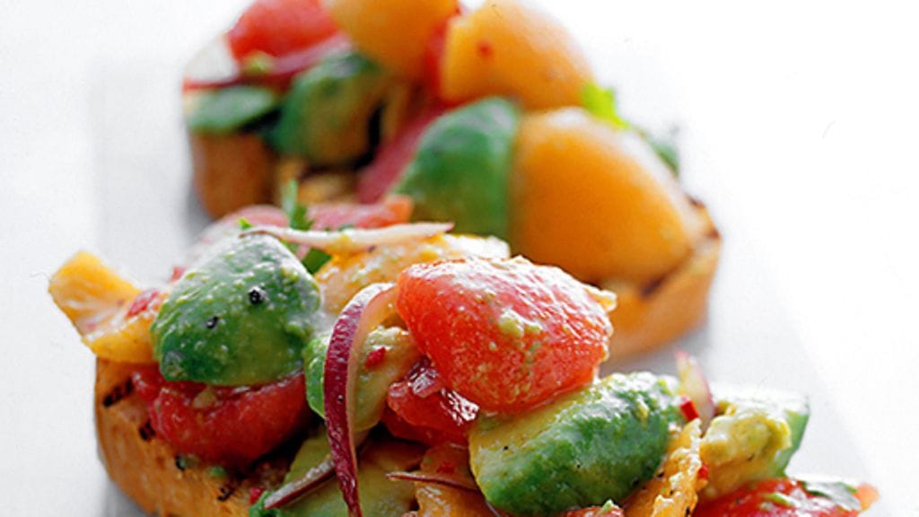 Bruschetta ja tomaatti-avokadotahna.