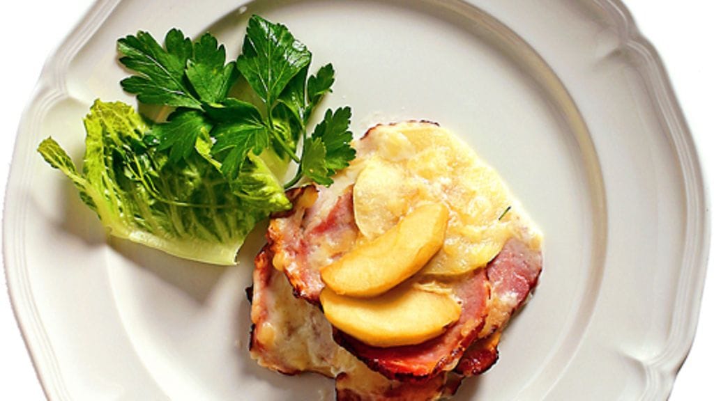 Gratinoitu omenakassler homejuustokastikkeessa