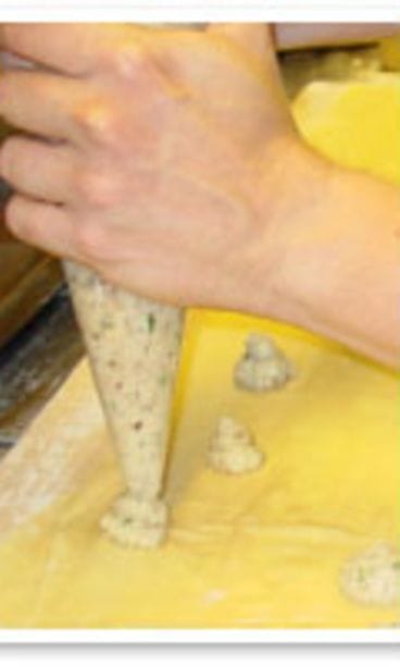 Täytteen pursottamista