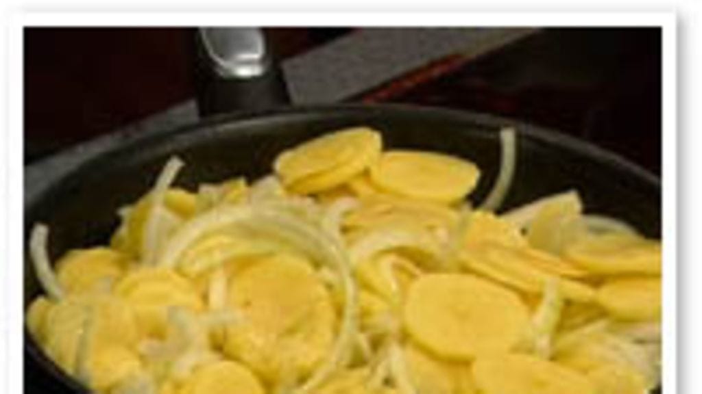 Valkosipuliperunat pannulla