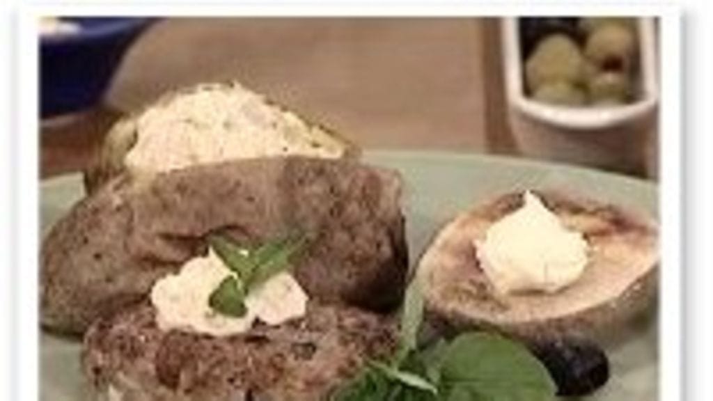 Feta-lammasjauhelihapihvit ja uuniperunat