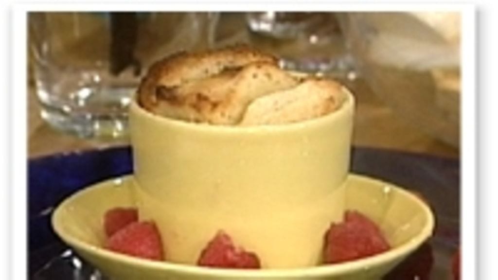 Vaniljalla maustettu vadelma-leipävanukas