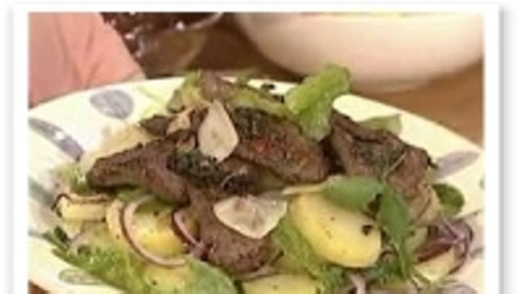 Paistettua maksaa salaattipedillä