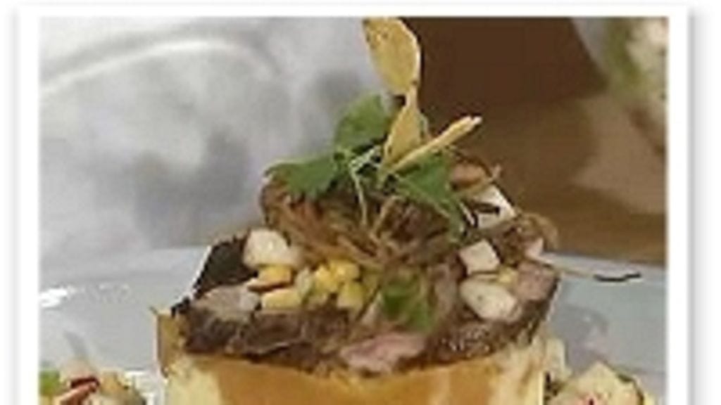 Marinoitua possun sisäfilettä, bataattiraidoitettua perunamuusia ja omena-maissi