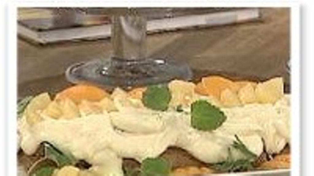 Kaura-vaniljakastikeella kuorrutettu munaton ja maidoton kakku