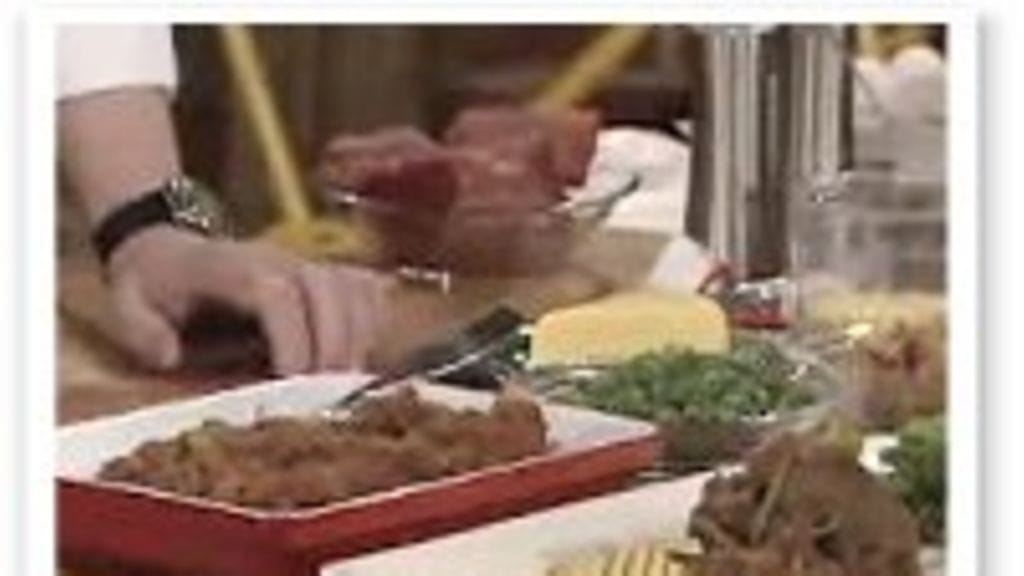 Täytetyt naudanlihakääryleet tomaattikastikkeessa ja polenta