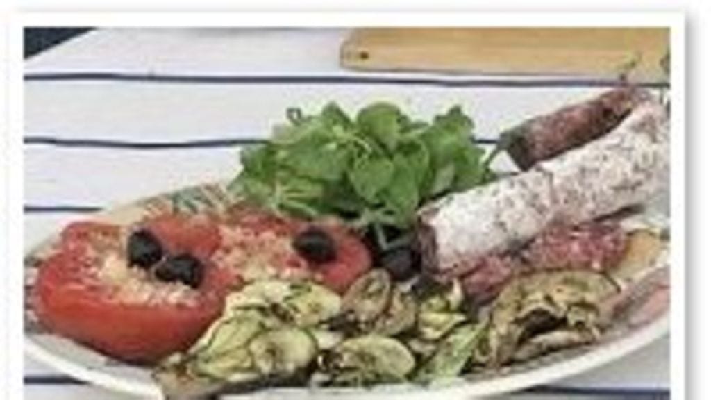 Grillattuja tomaatteja sekä munakoiso- ja kesäkurpitsaviipaleita