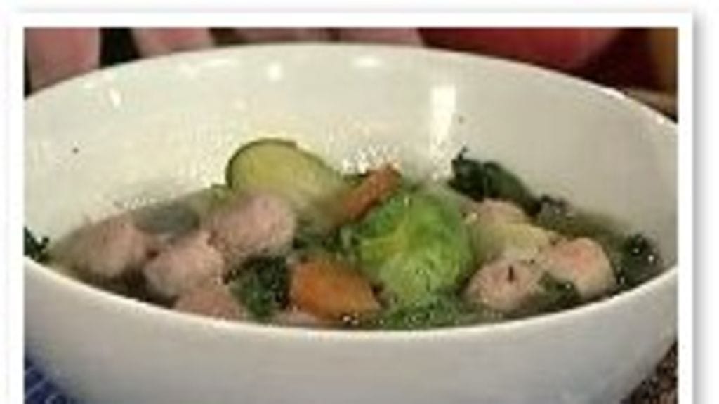 Ruusukaali-siskonmakkarakeitto