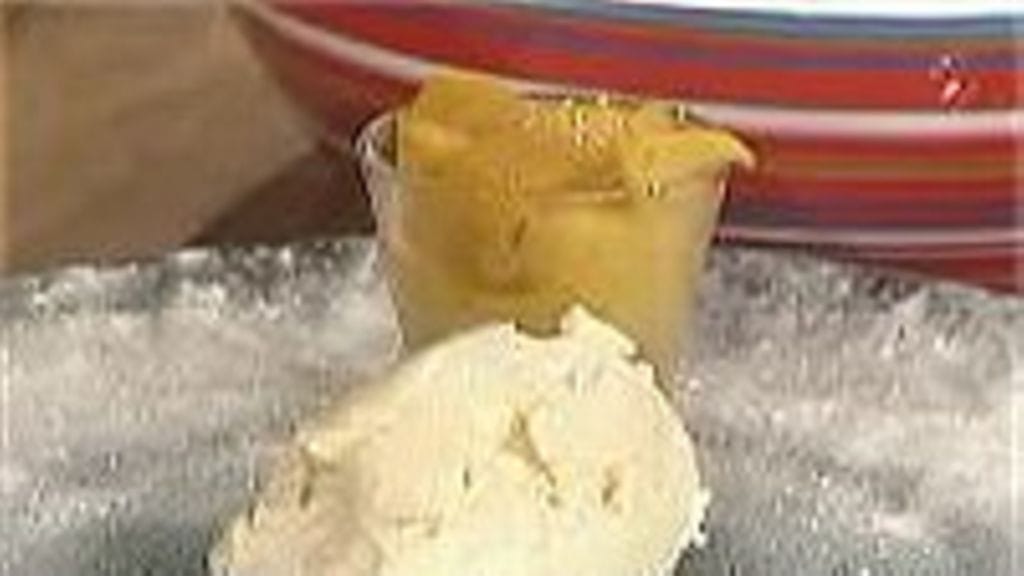 Mangopaistos jäätelön kera