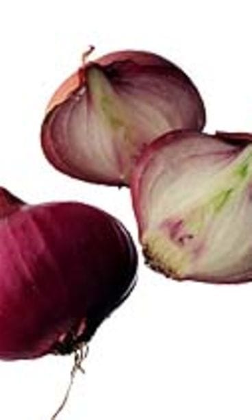 halkaistu ja kokonainen punasipuli