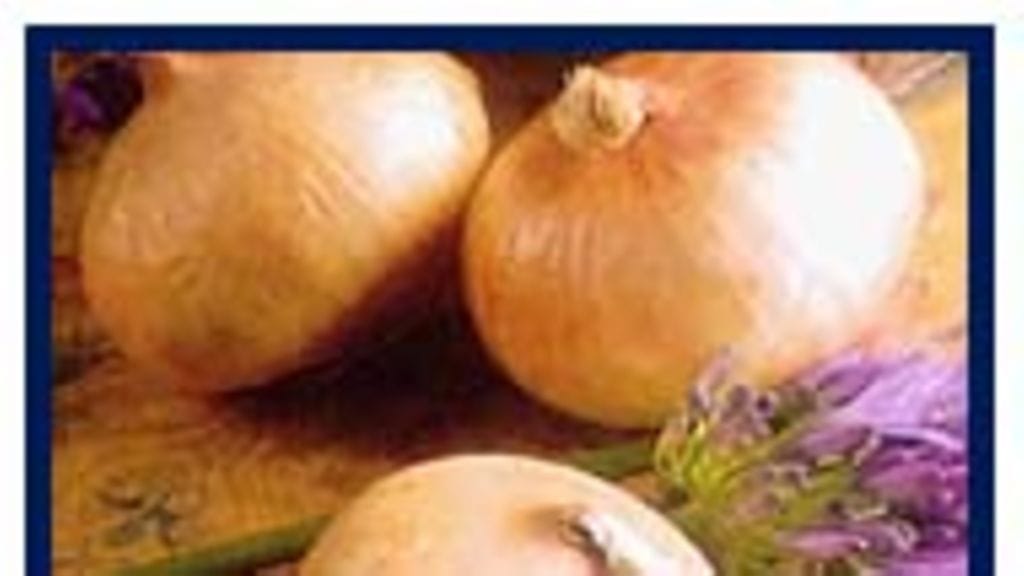 sipulit ja ruohosipuli sinisellä taustalla