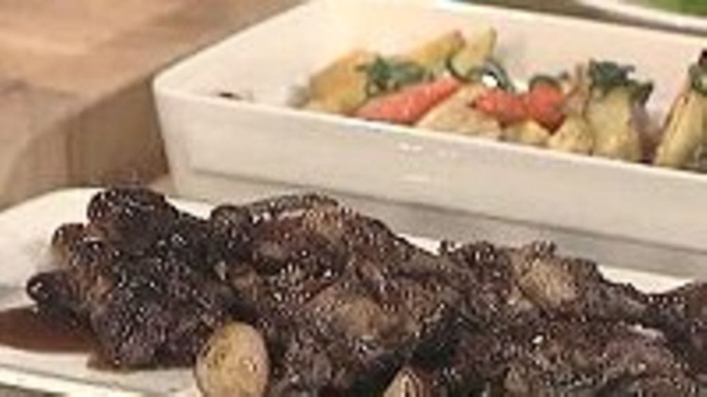 Kukkoa viinissä ja uunijuureksia