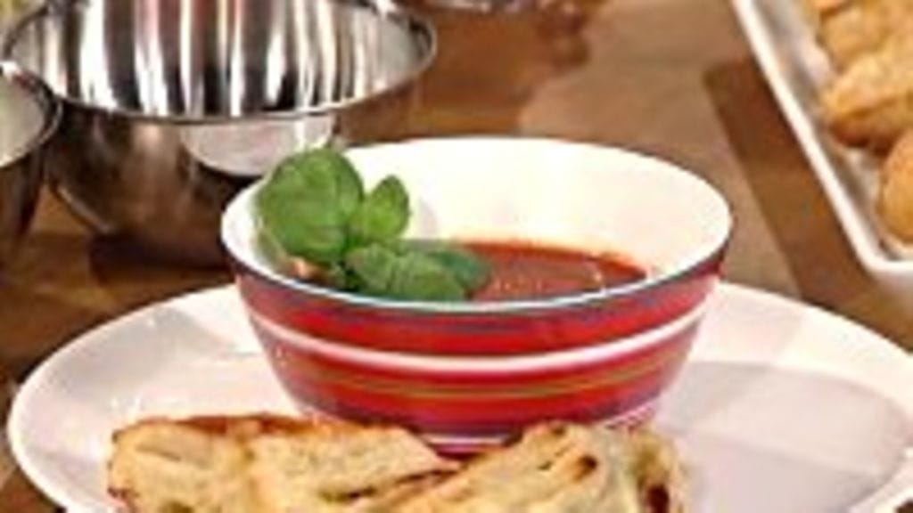 Mausteinen tomaattikeitto ja sipulipiiraat