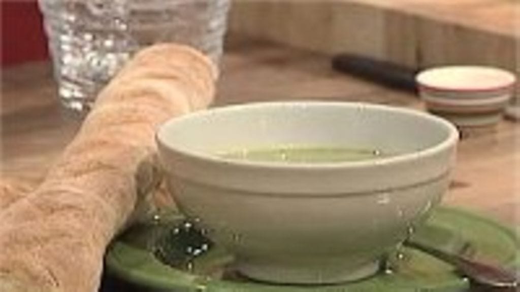 Pinaattikeittoa ja valkosipulipatonkia