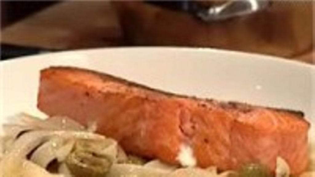 Sitruuna-oliivipastaa ja paistettua lohta