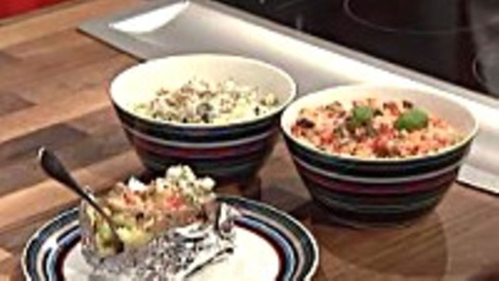 Uuniperunat kahdella täytteellä