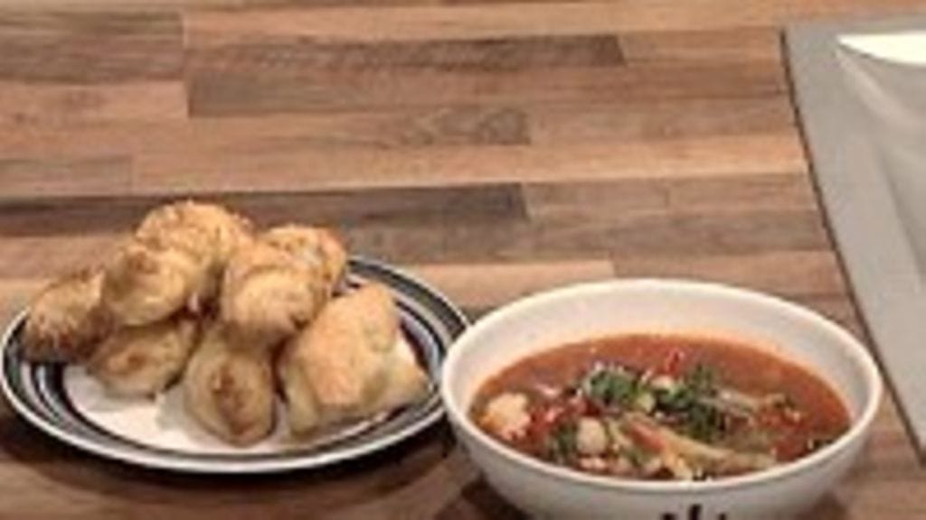 Kanakeitto ja juustosarvet