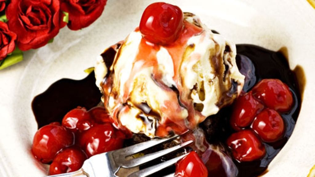 Suklaabrownie marjoilla ja kermavaahdolla on täydellinen yhdistelmä.