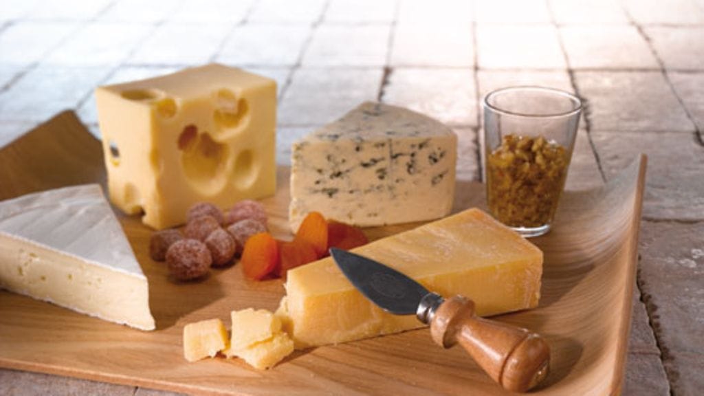 Juustotarjottimelle on yleistä asettaa noin viittä eri sorttia maisteltavia.