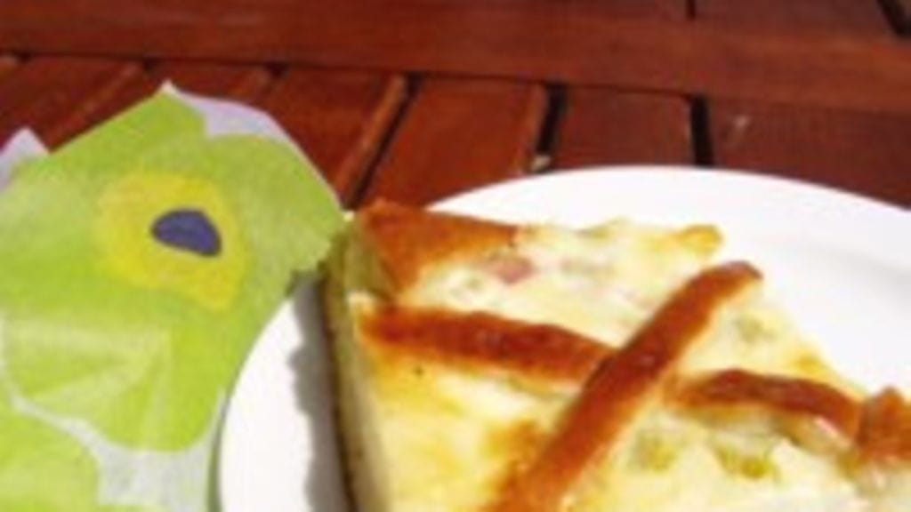 Raparperipiirakka pullataikinasta