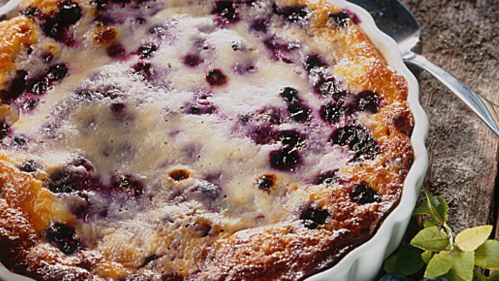 Mustikkapiirakka murotaikinasta.