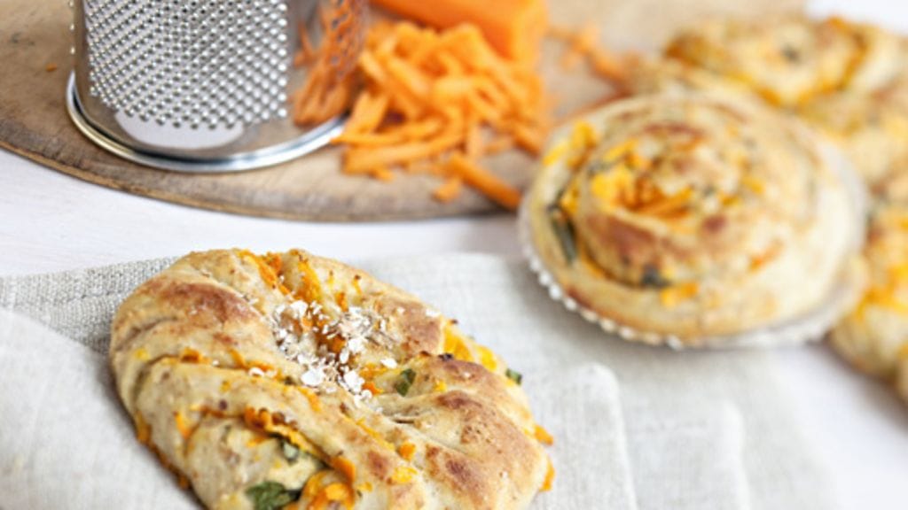 Basilikalla maustettu porkkanatäyte antaa makua sämpyläpuusteille.