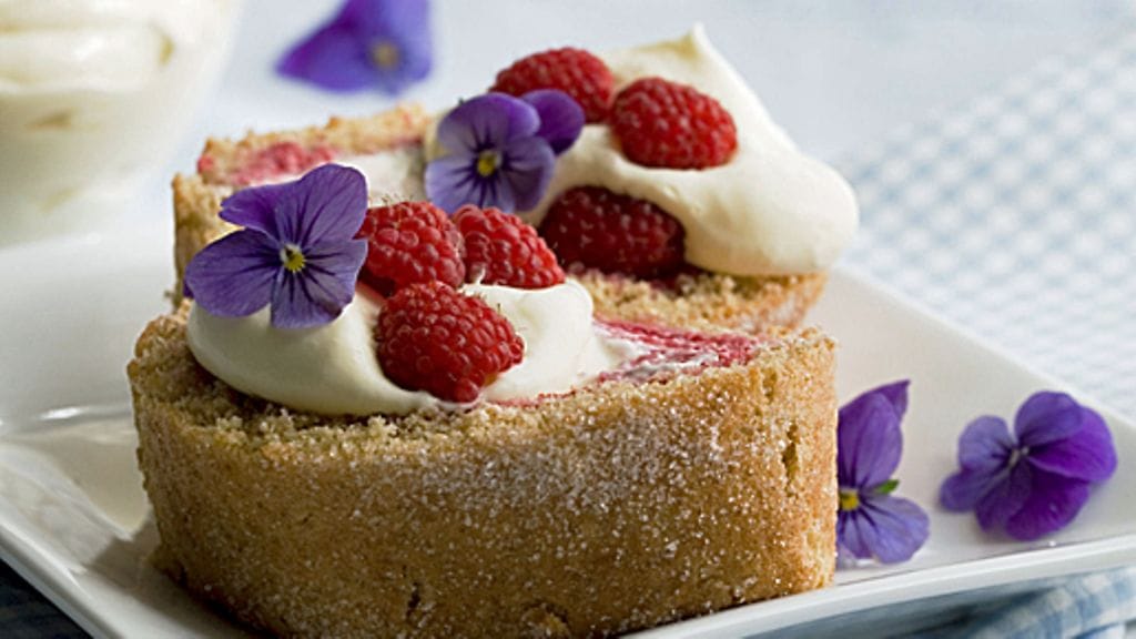 Mainio tumma vadelmakääretorttu. Kuva: Myllyn Paras Oy.