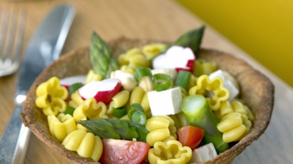 Ruistaikinakuppi pastasalaatille.