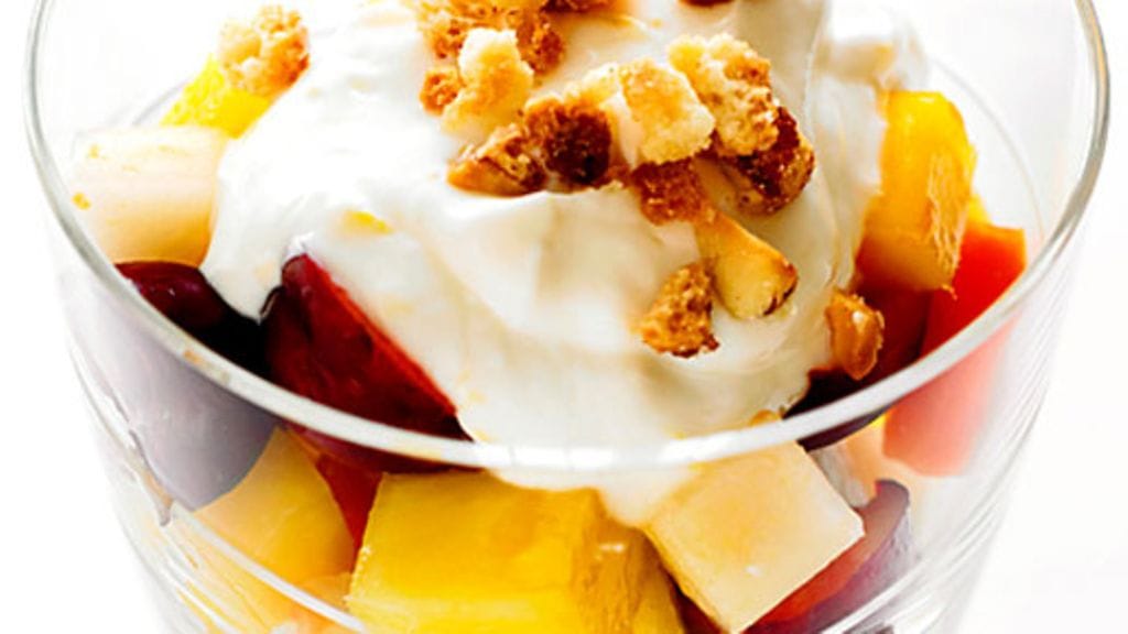 Hunajainen hedelmäsalaatti on makea ja kevyt aamiainen.