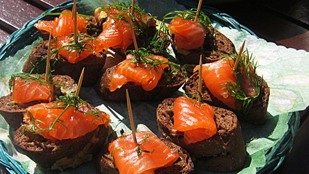 Bruschetat Ruis-Valkosipulipatongista.