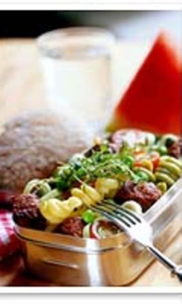 Ruokaisa salaatti syntyy makaronista ja valmiista pyöryköistä