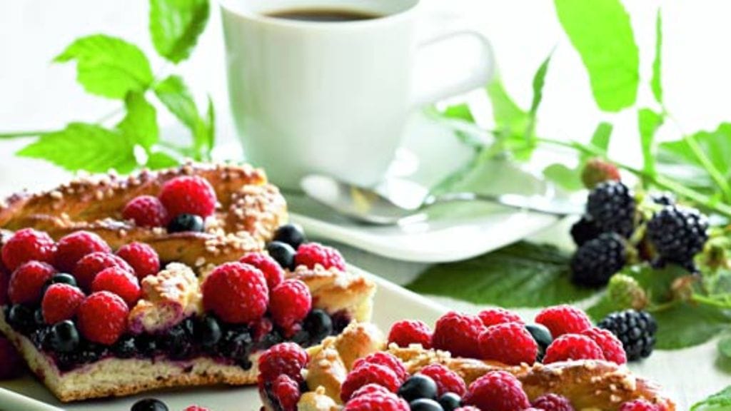 Kuningatar-pullaneliöt täytetään marjoilla.