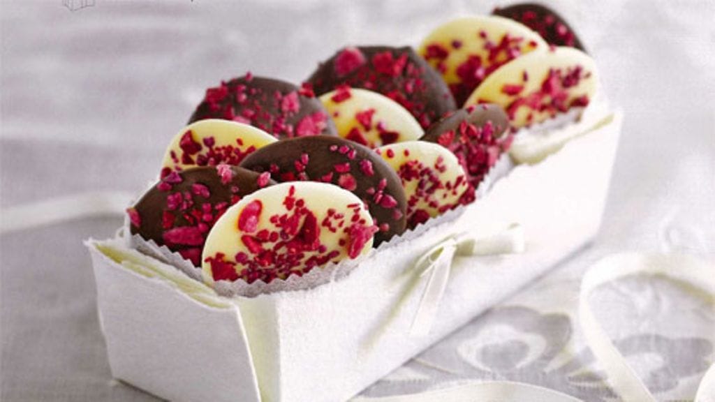 Vadelmaiset ja ruusuiset suklaalaatat.