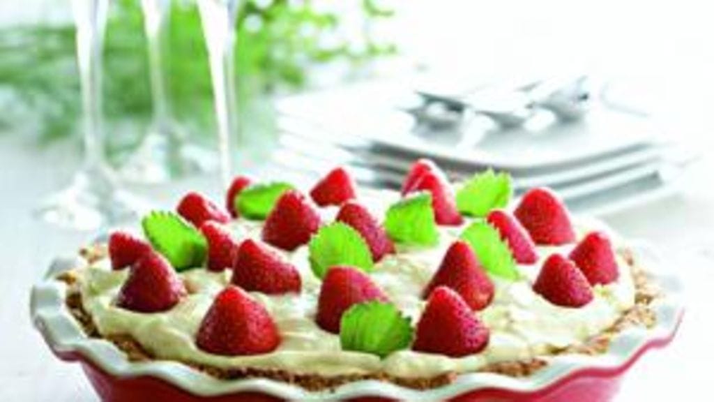 Vadelmamisu mansikkaversiona.