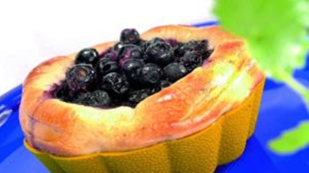 Mustikka-tuorejuustopullat.