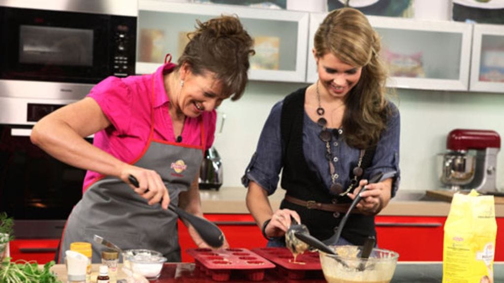 Arja Savela leipoo Viivi Pumpasen kanssa.