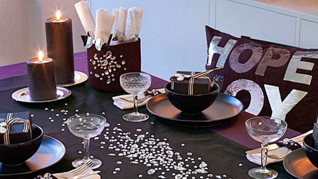 Tyylikäs musta ja näyttävä välke sopivat uudenvuoden kattaukseen. Kuva: H&M Home