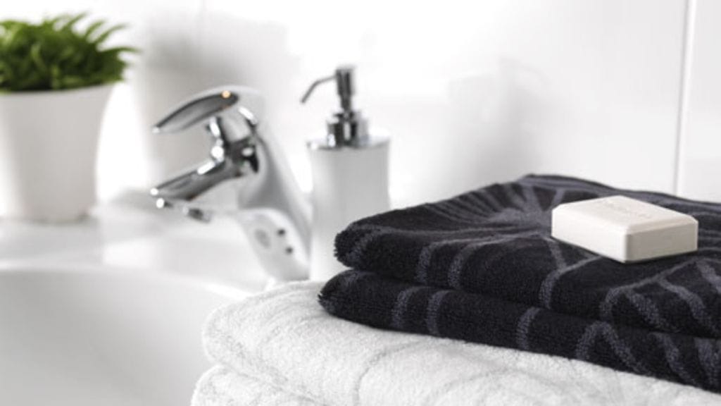 Finlaysonin Sade-pyyhkeeseen on mukava kietoutua suihkun jälkeen. Kuva: Finlayson