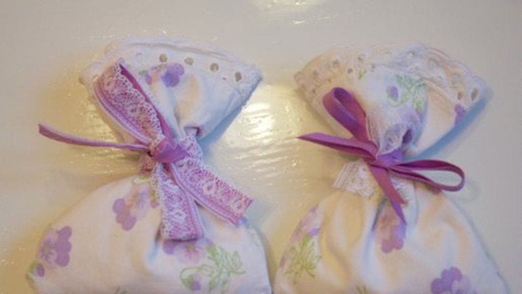 Orvokkikuvioinen tyynyliina toistaa laventelin sävyjä.