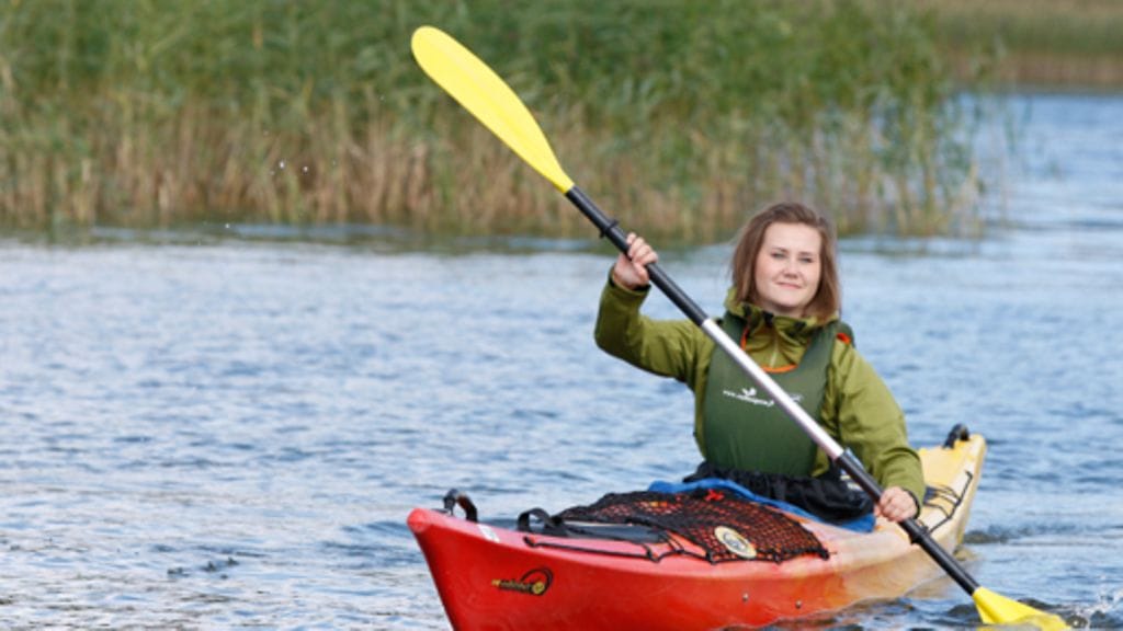 Eskimoiden kajakki on matala kannellinen kanootti, joka sopii hyvin isommille vesille ja hieman vauhdikkaampaan matkantekoon.